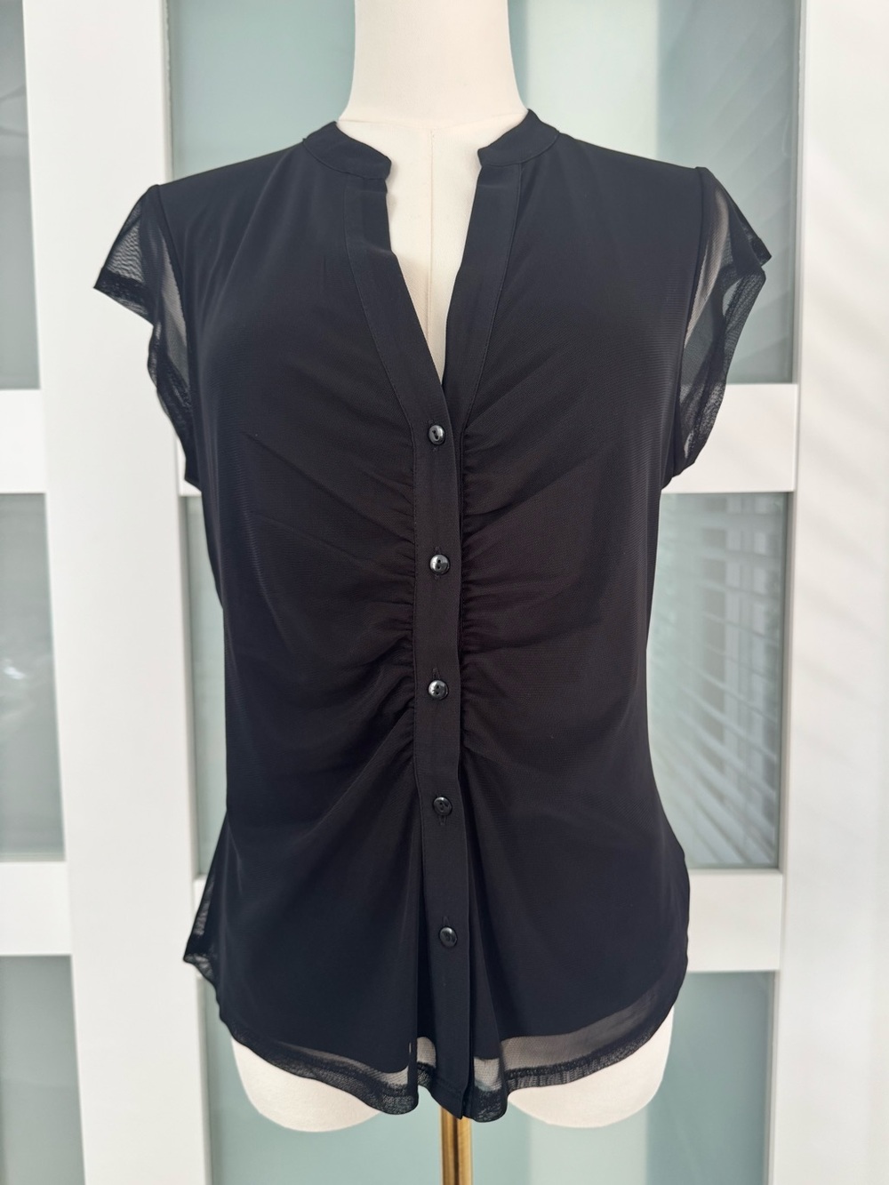 NWT🔖 La Serein Black Sheer Button Front Blouse – Ruched Front Sleeveless